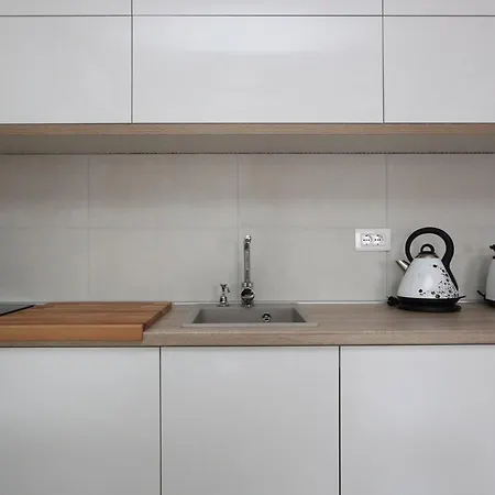 New Magnetic, Parking 5 Evra Dan Bělehrad